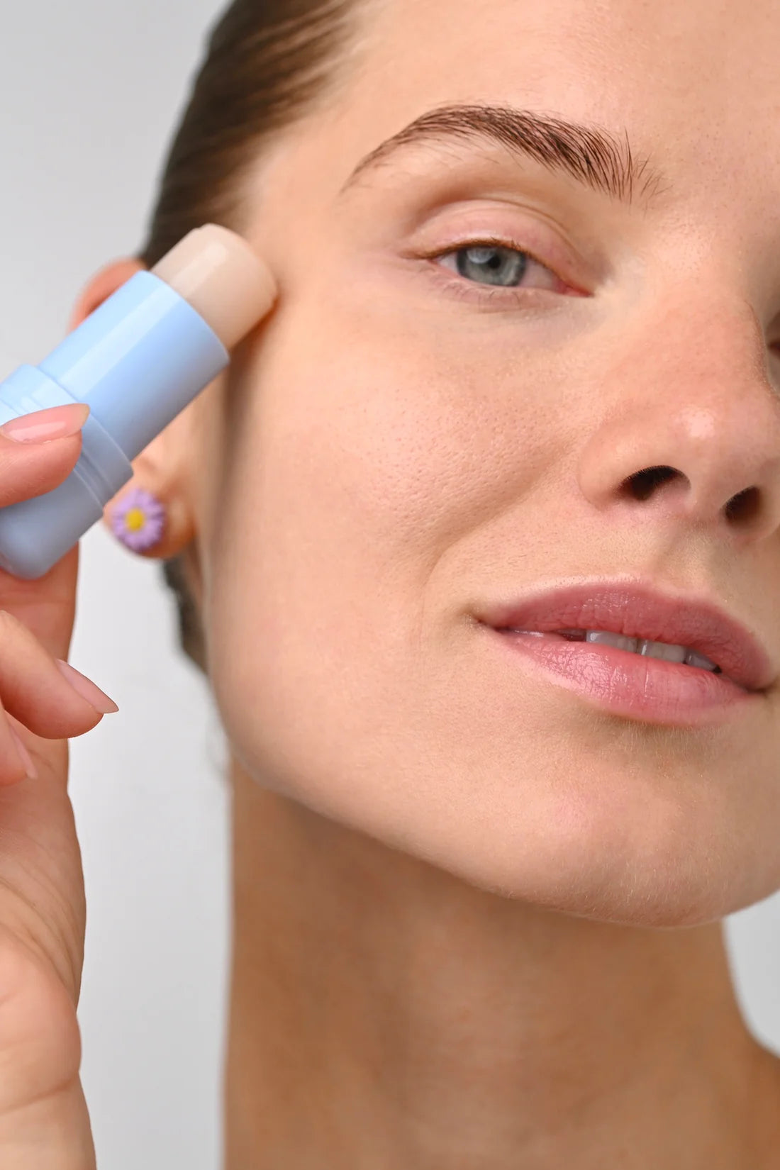 BLONDESISTER paburkimą mažinantis paakių pieštukas "Eyecing Depuffing Eye Balm", 7 ml